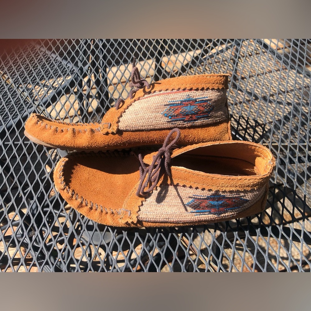 Minnetonka Women’s El Paso Rust Suede Moccasins with Woven Aztec Accent EUC
